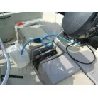 特製ホースでエンジン内を清水洗浄