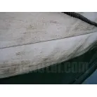 左舷のハルにはロープに付いた油で汚れとスレがあります