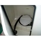 トイレの蓋が割れたため補修しています。