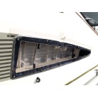 アクリル窓はテープにて雨漏りの応急対策