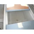 クッションの下の物入れ部には汚れがありました。