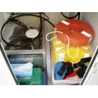 (左)リガーマリン製燃料タンク76L、(右)法定備品一式(未使用品)