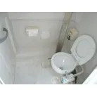 個室トイレ 土足で使っているので床には汚れがありました。