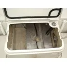 燃料タンク(船体中央にあり左右のバランス良し)。