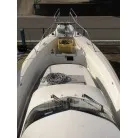 キャビン前部がカットされた改造がされています。