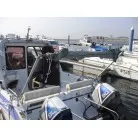 オーニングテントは、引き出してキャビン後方上部にヒモで固定して使用します