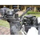手前スズキ船外機５ＨＰ。