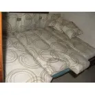テーブルを下げてベッドに