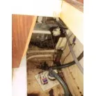 ベッド横サイドボード下側の右舷側の舵室の状態