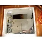 エンジンルーム前方のバッテリー室