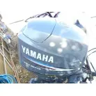 写真では分かり難いのですが、エンジンカバー上部に丸いステッカーか何かの跡が残っています。