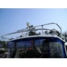 キャビン後方に手すりを装備。波のある日は重宝します。
