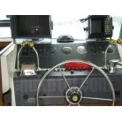 左　GPS漁探一体型ヤマハYFV-10GPV　右　漁探フソー６０３．