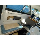 前に小さな椅子が付いています