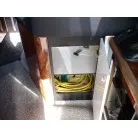 キャプテンシート裏の下ハッチ内に陸電コード