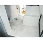 足元は吹き込んだ雨風のせいでかなり汚れています。