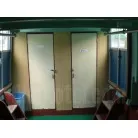 右舷側扉は収納、左舷側扉はトイレです。