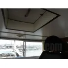 頭上の開口より頭を出して操船で