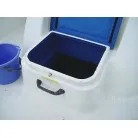 キャビンの前がイケスです。
