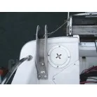 船尾にアンカーローラーが装備さ