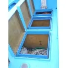 船首側物入れ及びイケス。