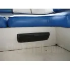 スピーカーはシートの下に埋め込まれています。