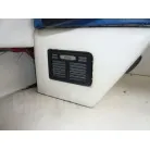 ヒーターの吹くだし口は操船席シートの足元に。