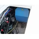 右舷側の青いカバーの奥が発電機です。