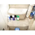 船内入り口の階段の下も物入れ