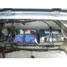 バッテリー(左側エンジン用・右側オートスパンカー用)。