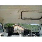 ルーフから顔を出しての操船が可能です。
