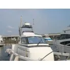 キャビン全景を右舷前方より撮影