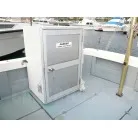 アフトデッキ右舷側に収納BOX設置 内部に発電機・電子レンジ