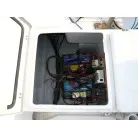 トランサム右舷側ハッチ内 2バッテリーシステム