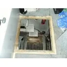 キャビン中央に機関室入口があります。(前から後へ撮影)