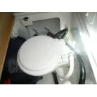 キャビンフロアー下に電動マリントイレ付き