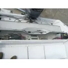 トランサム後方ハッチ内にバッテリー