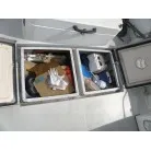 左:物入れ 右:イケス