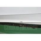 バウ右舷側のハルに小さくＦＲＰの欠けあり