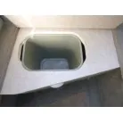 ステップ下、ごみ箱