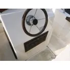 木部の扉は痛んでいます。