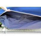 ビミニトップを広げると、雨天時でもほとんど濡れずに航行可能だそうです