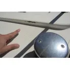 バウ左舷灯近くにキズあり