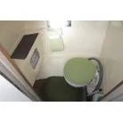 個室タイプの電動トイレ。非常に綺麗です。