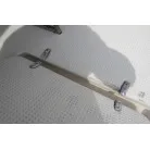 イケスのフタのヒンジが壊れています。