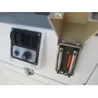 右、電動リールのコンセント