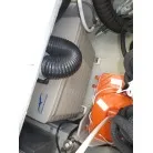 室外機は、デッキ下に収納されています。