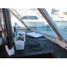 操船席前の液晶TVの裏