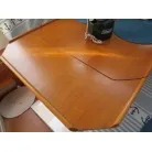 テーブルは、端が折りたためます。