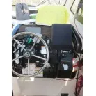 エンジンリモコン上に写る小型のGPSは外させて頂きます。